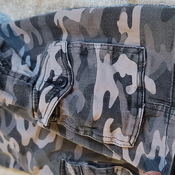 STUNNING RING OF FIRE GREY CAMOFLAGUE DRAWSTRING CARGO SHORTS - Picture 3 of 6